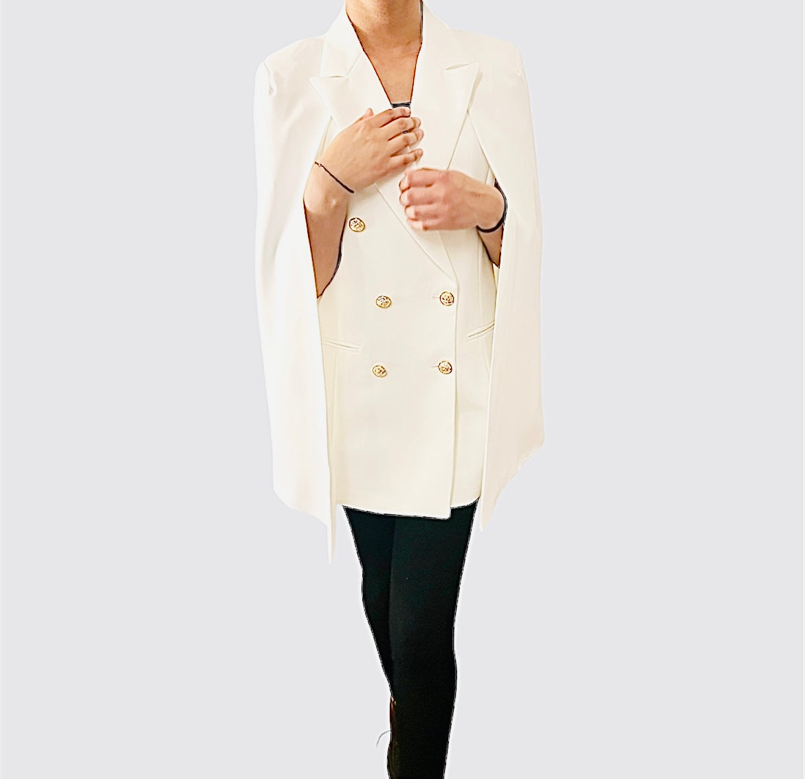Cape avec boutons dorés