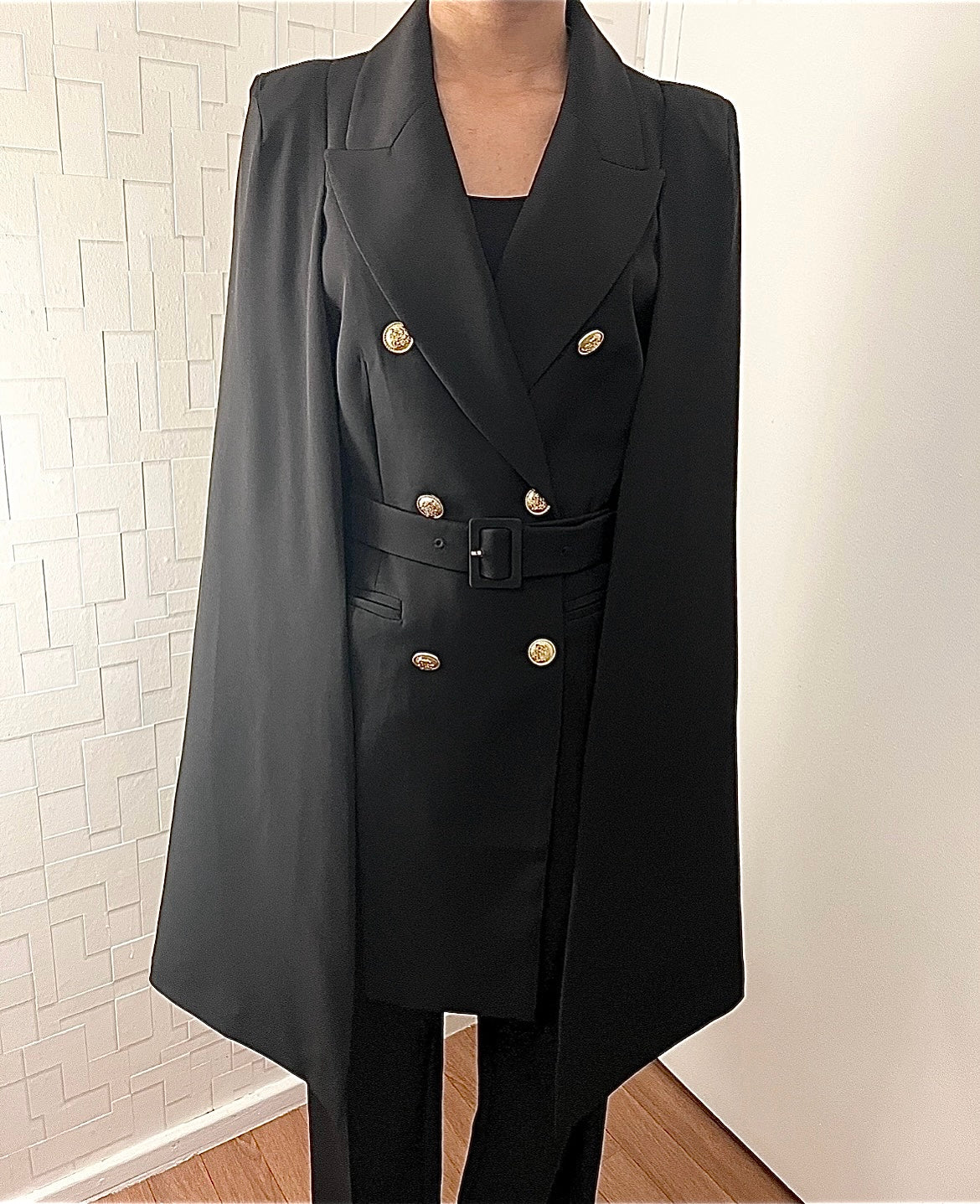 Cape avec ceinture et boutons dorés
