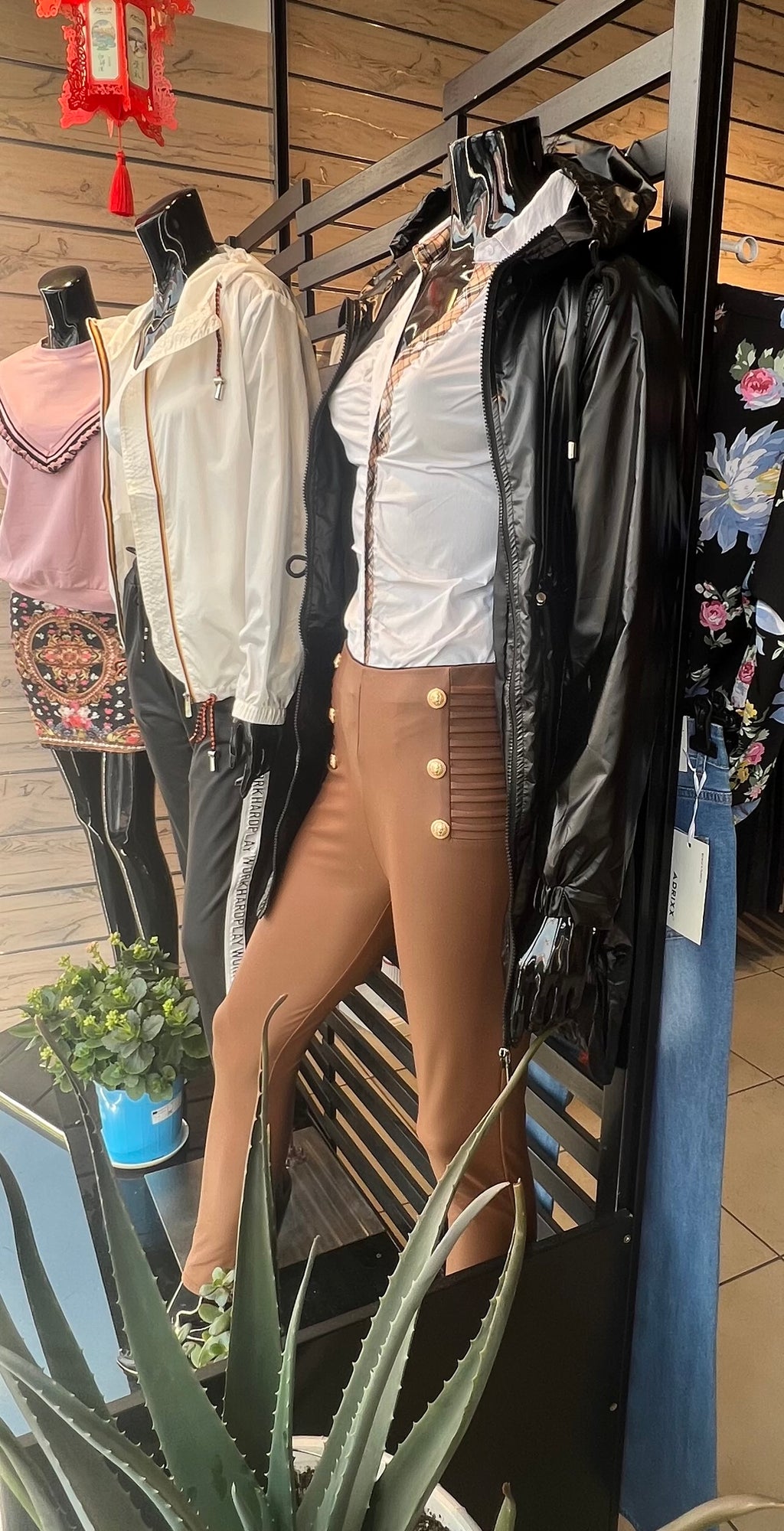 Pantalon en simili cuir avec boutons dorés