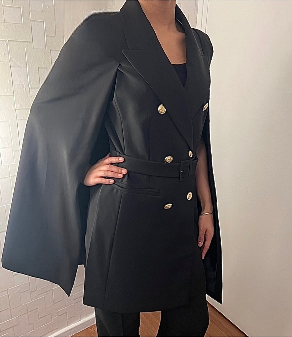 Cape avec ceinture et boutons dorés