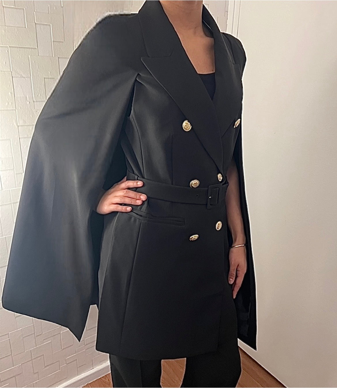 Cape avec ceinture et boutons dorés