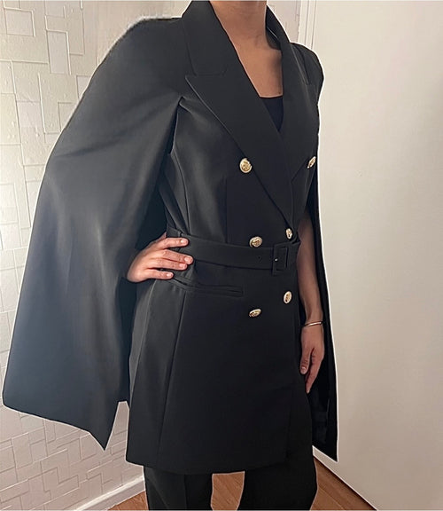 Cape avec ceinture et boutons dorés