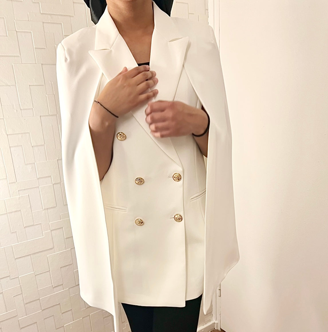 Cape avec boutons dorés