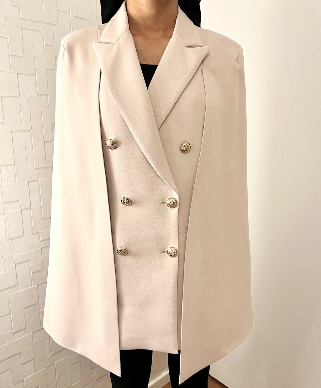 Cape avec boutons dorés