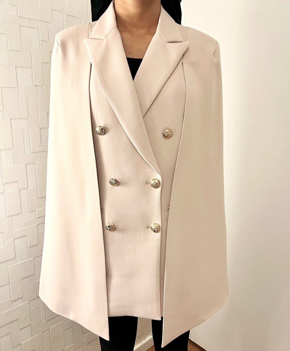 Cape avec boutons dorés