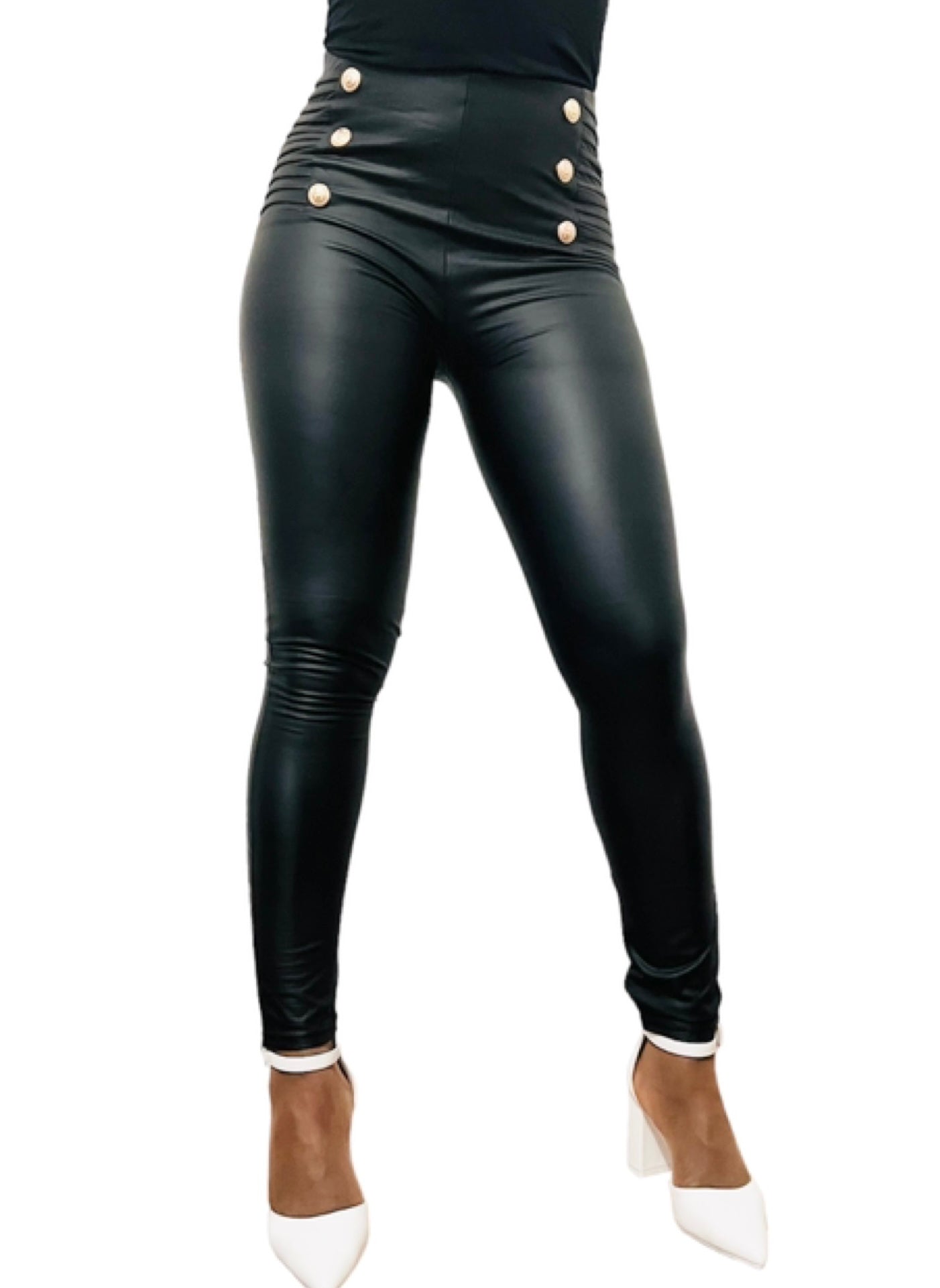 Pantalon en simili cuir avec boutons dorés