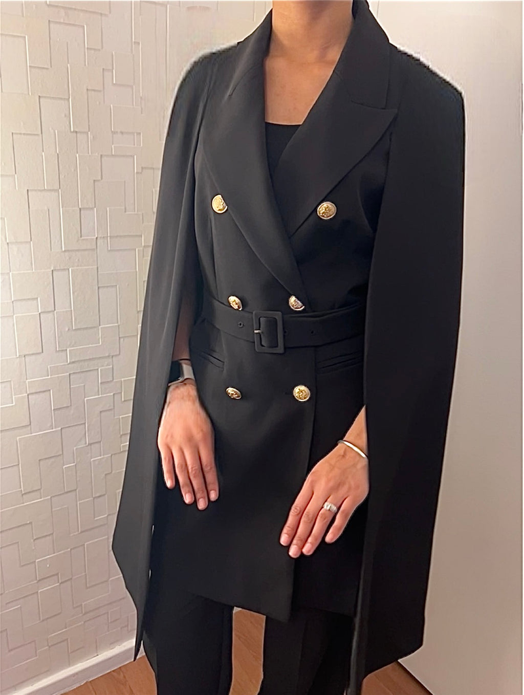 Cape avec ceinture et boutons dorés